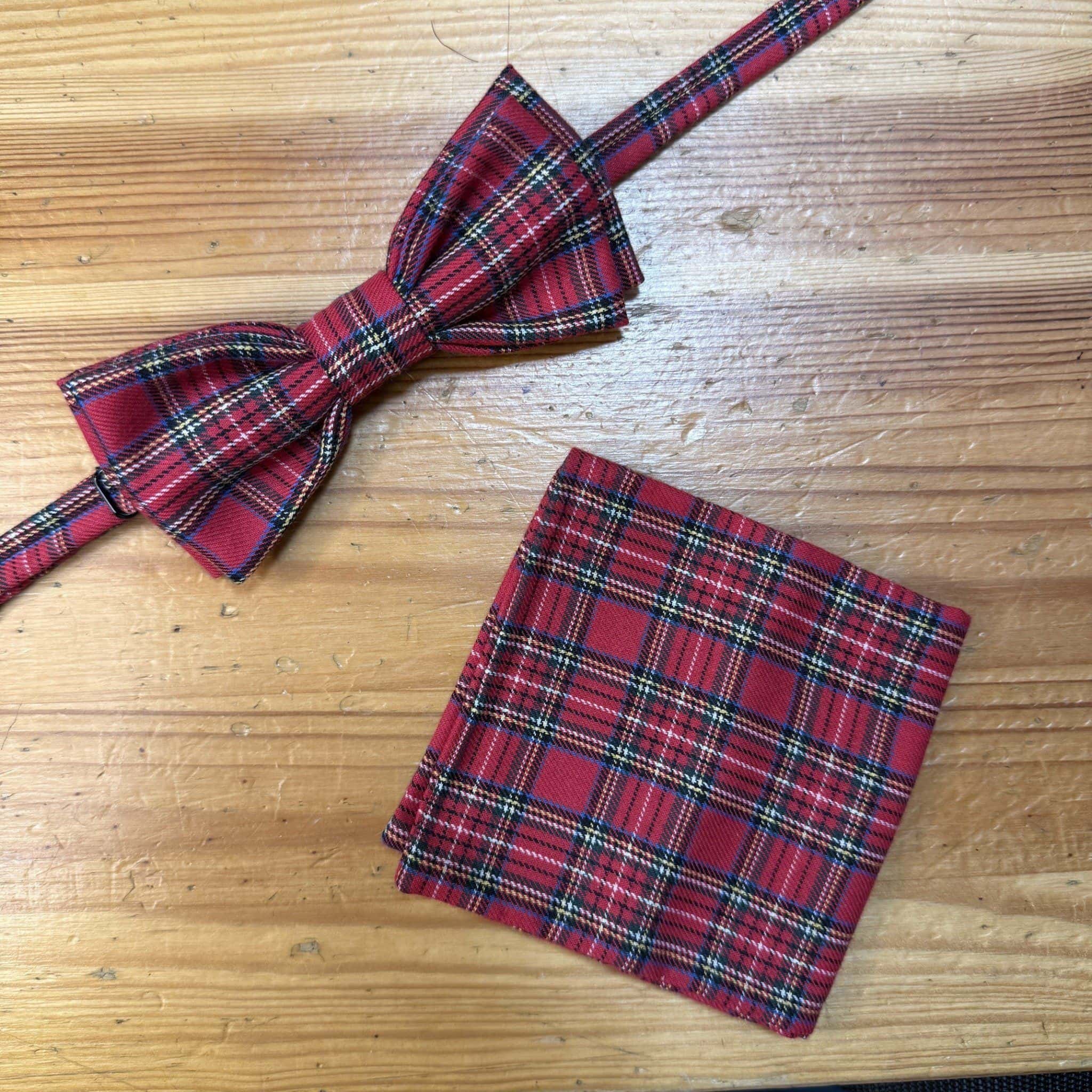 Corbata y pañuelo a cuadros en tonos rojos, accesorios de moda con estilo clásico.