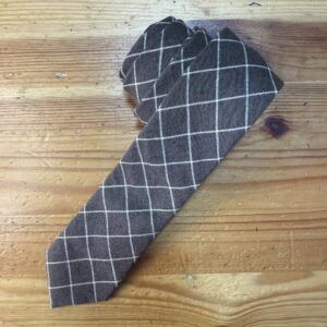 Corbata de cuadros gris y blanco, elegante y moderna para ocasiones formales.
