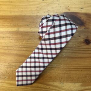 Corbata de cuadros a cuadros en tonos rojos, negros y blancos, ideal para eventos y ocasiones formales.