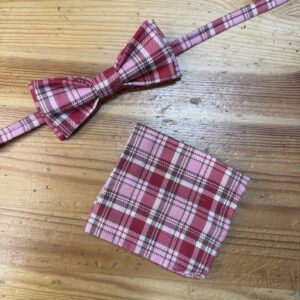 Colorido lazo de tela con estampado tartán en tonos rosas y rojos.