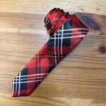 1. Pañuelo de seda con estampado tartán en rojo, negro y blanco para mujer.