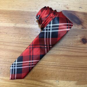 1. Pañuelo de seda con estampado tartán en rojo, negro y blanco para mujer.