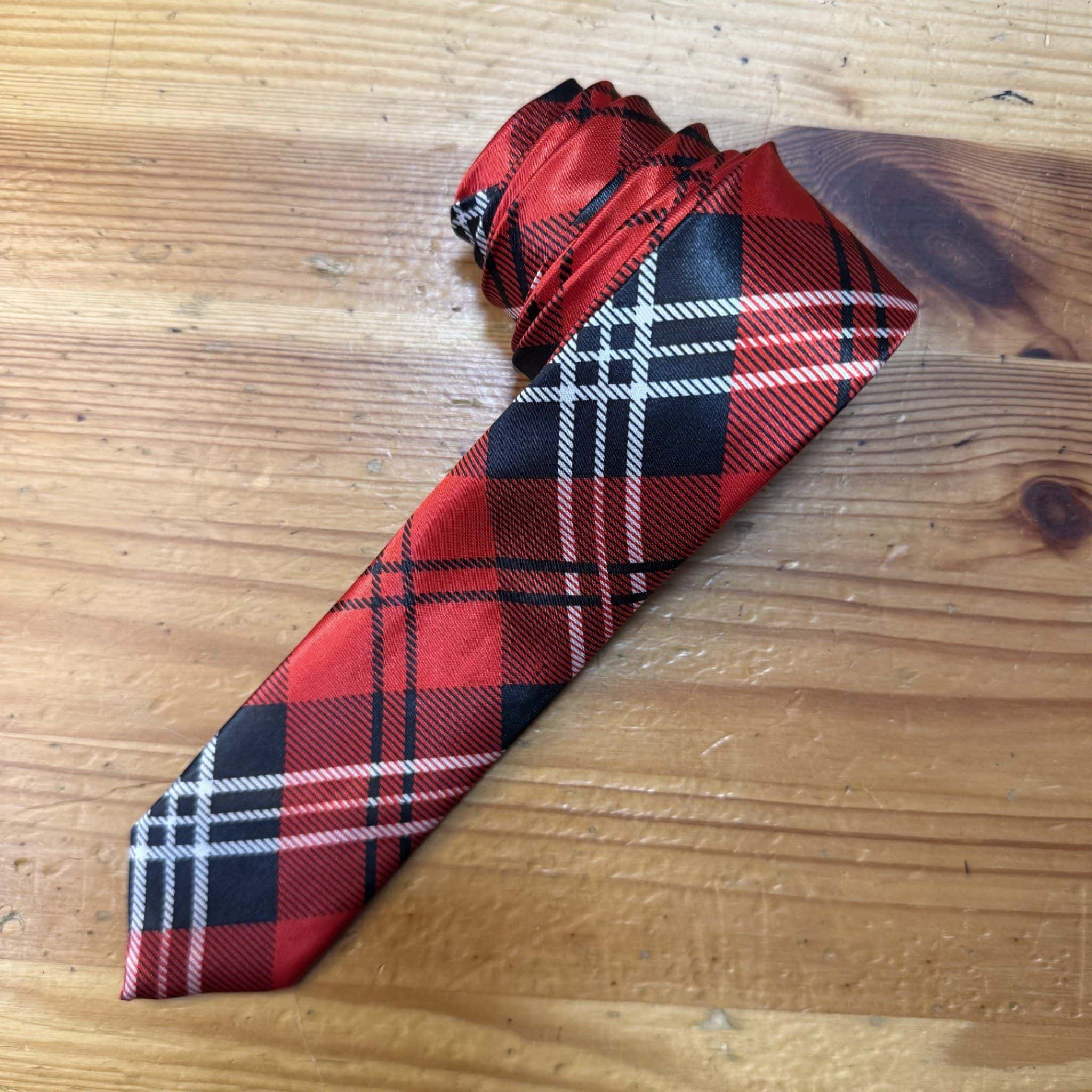 1. Pañuelo de seda con estampado tartán en rojo, negro y blanco para mujer.