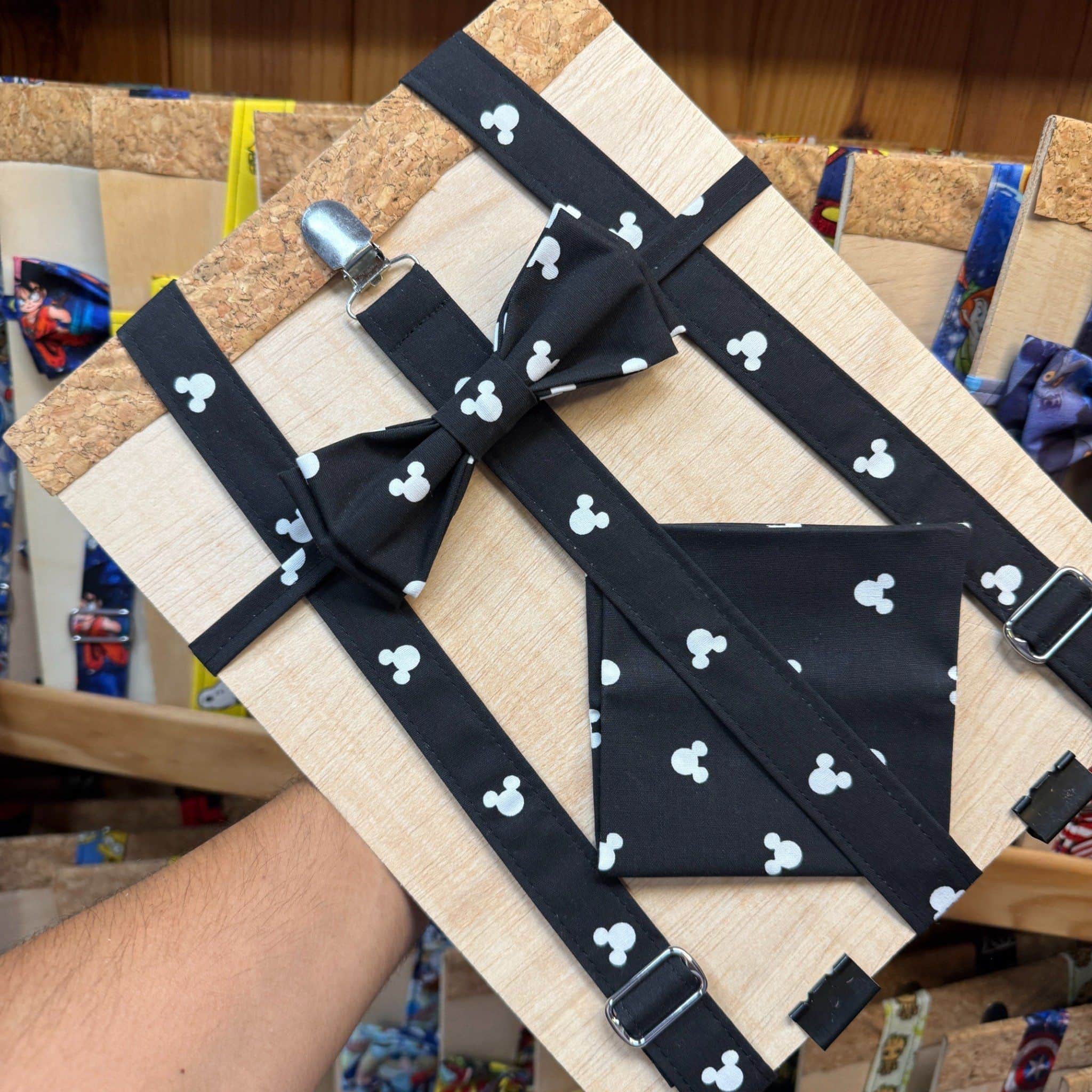 Corbata y tirantes negro con Mickey Mouse en tela, accesorio de moda para niños.