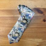 Corbata con personajes de anime de Detective Conan, diseño colorido y original.