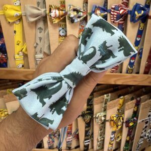 1. Lazo de tela con dinosaurios en tonos verdes y blancos, ideal para accesorios infantiles.