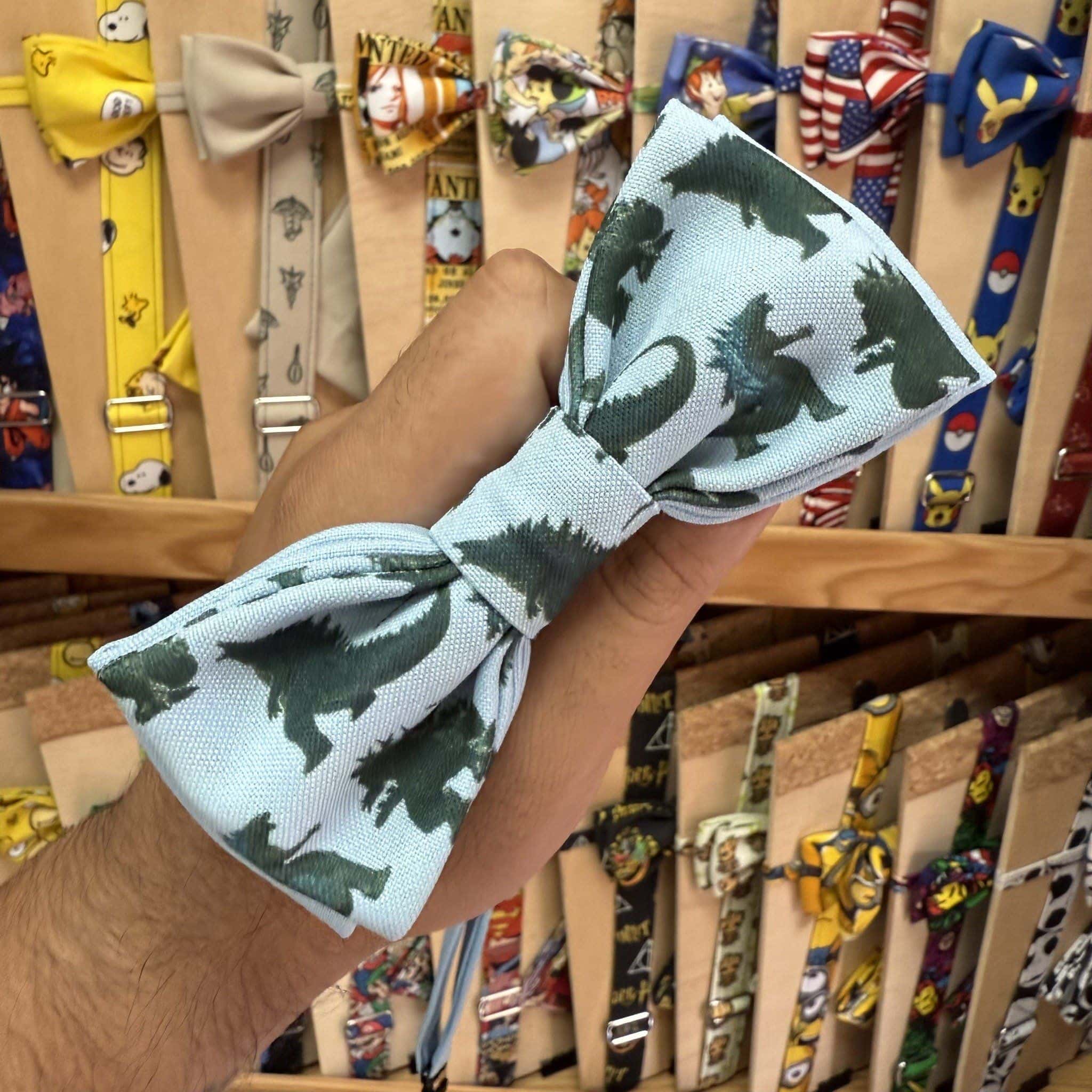 1. Lazo de tela con dinosaurios en tonos verdes y blancos, ideal para accesorios infantiles.