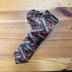 Corbata tematica Jurassic Park, accesorios de moda para fans del cine clásico.