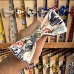 Tobillera de pañuelo con estampado de Jurassic World y dinosaurios.