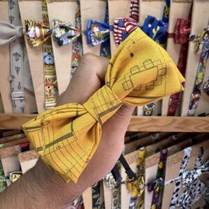 Cinta de tela dispuesta en forma de la famosa espada de Woody, decoración original y divertida.