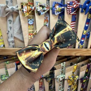 Diadema de Disney con imagen de Harry Potter, en tonos dorados y negros, ideal para accesorios de moda y cosplay.
