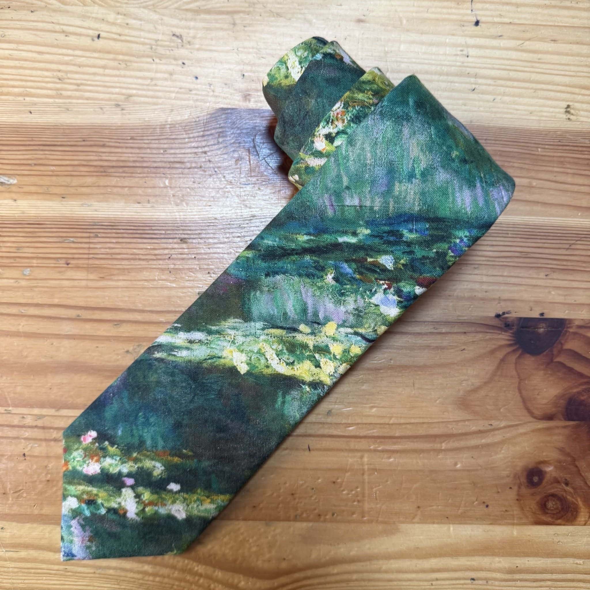 Corbata de seda con diseño de paisajes naturales y acuarelas, elegante y artística para ocasiones especiales.