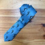 Corbata azul con estampado de bailarinas, accesorios para eventos y moda femenina.