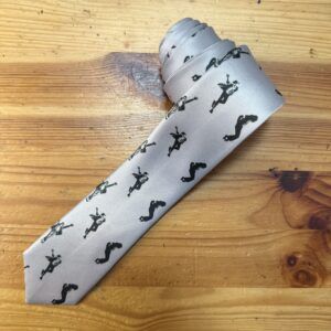 Corbata de satén con estampado de figuras femeninas en acción, diseño elegante y moderno, ideal para eventos formales y casuales.