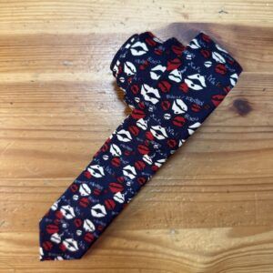 Botón de lazo con estampado de labios rojos y blancos en fondo azul marino, accesorios de moda Carmenatis.