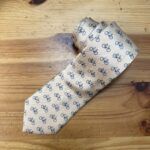 Corbata con diseño de bicicletas en color beige para hombre y mujer.