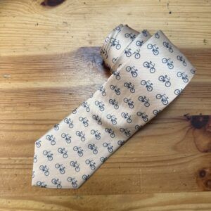 Corbata con diseño de bicicletas en color beige para hombre y mujer.