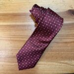 Corbata de seda en burdeos con patrones geométricos para eventos formales y elegantes.