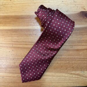 Corbata de seda en burdeos con patrones geométricos para eventos formales y elegantes.