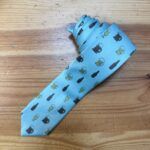 Corbata de seda azul con estampado de vasos y botellas de cerveza, perfecta para ocasiones casuales y divertidas.