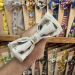 Lazo de tela con estampado de cervezas, ideal para accesorios y peinados divertidos.