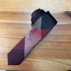 Corbata de diseño cuadros en tonos burdeos, negro y gris, perfecta para eventos formales y oficina.