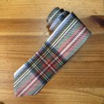 1. Corbata de tartán clásica en tonos rojos, verdes, azules y amarillos, de alta calidad.