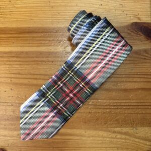 1. Corbata de tartán clásica en tonos rojos, verdes, azules y amarillos, de alta calidad.