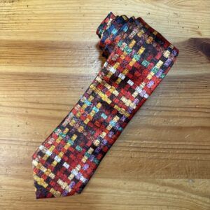 Banda de tela de seda con diseño colorido, artesanal y elegante, ideal para accesorios y moda artística.
