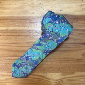 1. Corbata de seda con estampado floral y paisaje japonés, diseño elegante y único.