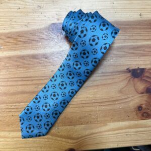 Corbata de fútbol azul con estampado de balones de fútbol, diseño deportivo para ocasiones casuales.