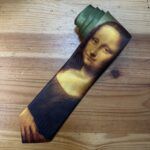 Tarjeta de felicitación con imagen de la Mona Lisa, ideal para regalos y decoraciones.