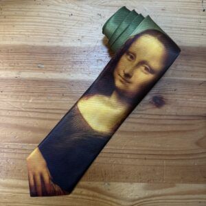Tarjeta de felicitación con imagen de la Mona Lisa, ideal para regalos y decoraciones.
