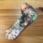 Taza de café con funda de diseño panorámico de ciudades europeas, ideal para viajeros y amantes del turismo cultural.