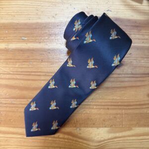 Corbata azul con patrón de patos en tonos dorados y azules, perfecta para looks elegantes y sofisticados.