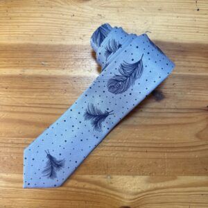 1. Corbata de seda azul con plumas y puntos negros artística y elegante para hombres y mujeres.