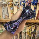 Accesorio para cabello con diseño de personajes de anime y colores vibrantes.