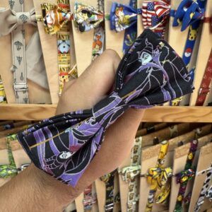 Accesorio para cabello con diseño de personajes de anime y colores vibrantes.
