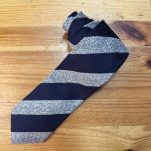 Corbata a rayas gris y negra, ideal para ocasiones formales o elegantes.