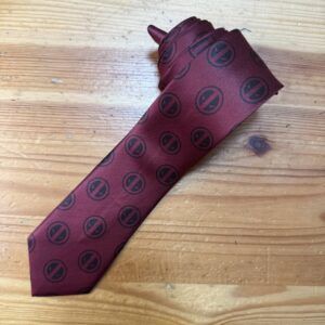 Corbata burdeos con logotipo de Carmenatis, elegante y moderna para eventos y ocasiones especiales.