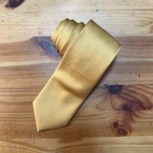 Corbata dorada de seda para eventos formales y ocasiones especiales.