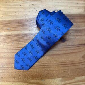 Corbata azul con estampado de bicicletas, diseño para ciclistas y amantes del ciclismo.