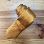 Lazo de seda dorada para celebraciones y eventos especiales.