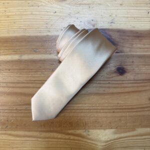 Corbata de satén beige para eventos formales y elegantes.
