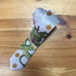 Dragón de papel con temática de Dragon Ball y bolas de dragón para decoración o manualidades.
