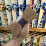 1. Lazo de madera con tela de patrón cuadrícula en tonos púrpura y negro.
