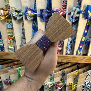1. Lazo de madera con tela de patrón cuadrícula en tonos púrpura y negro.