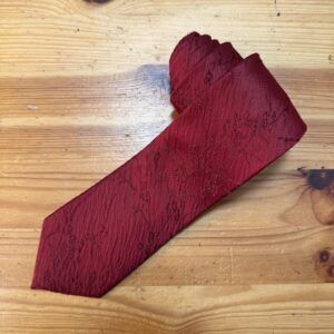 Lazo de raso rojo con bordado floral para decoración y costura artística.