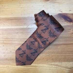 Cinturón de seda personalizado con diseño de viento y espadas, en tonos marrón y negro, ideal para accesorios de moda y estilo único.
