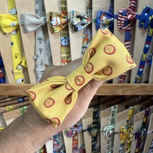 Lazo de tela amarillo con logo de personajes de anime, ideal para accesorios divertidos y personalizados.